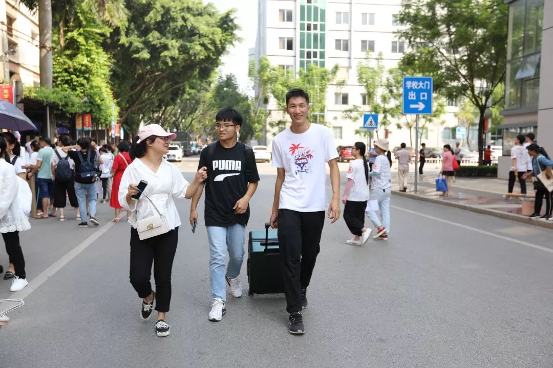 一中新生报到,新生报到迎新生