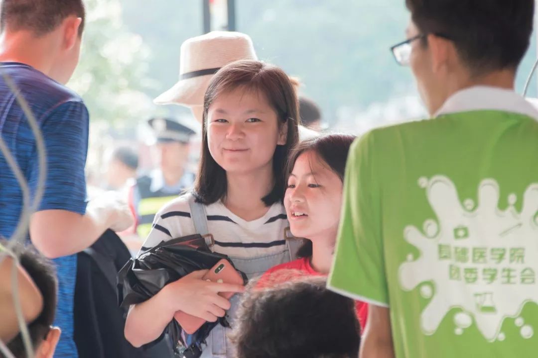 一中新生报到,新生报到迎新生