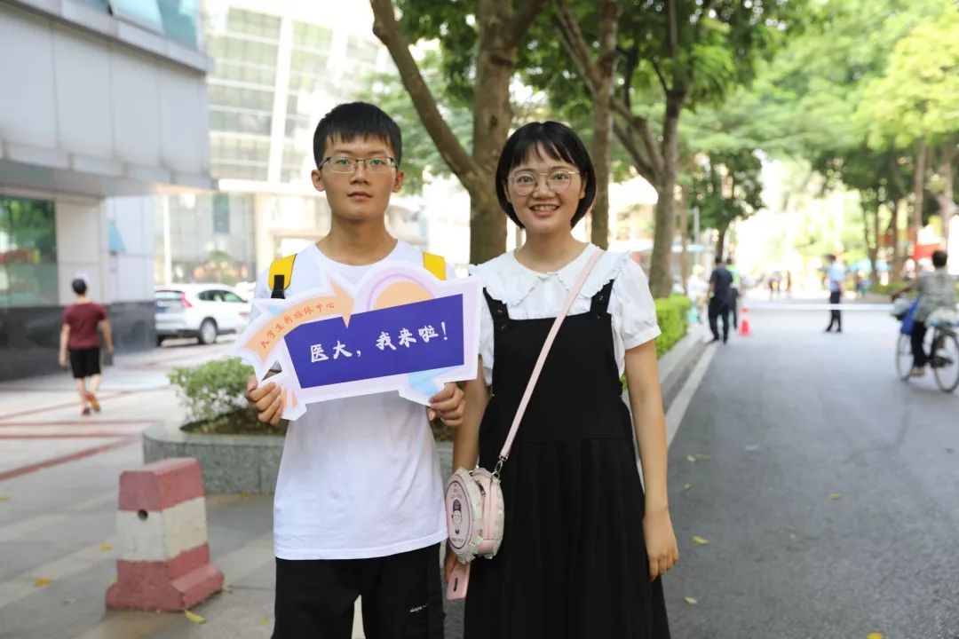 一中新生报到,新生报到迎新生