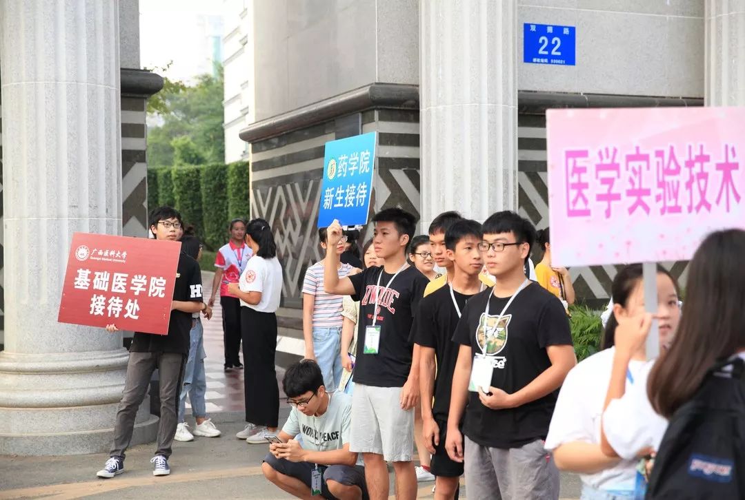 一中新生报到,新生报到迎新生