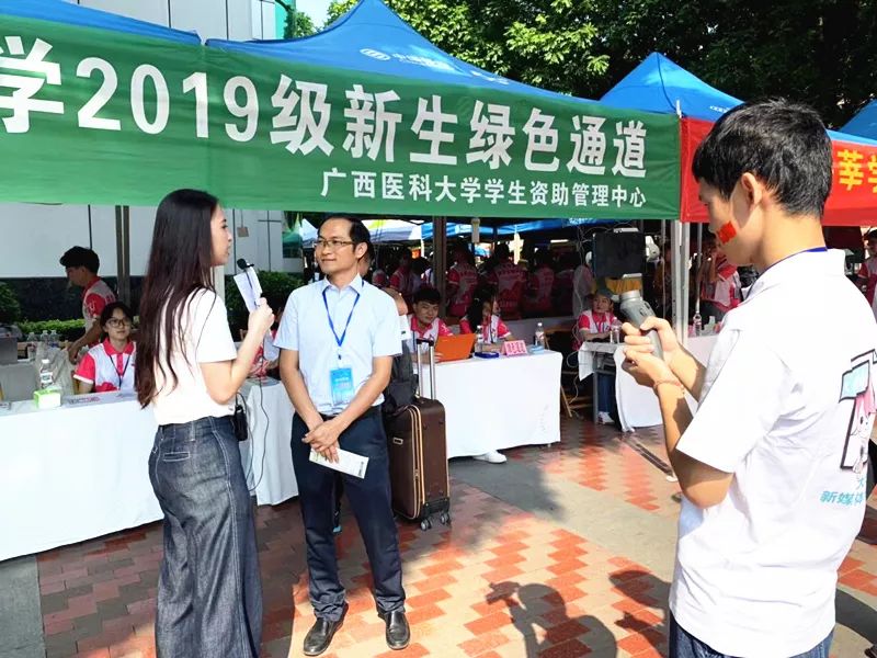 一中新生报到,新生报到迎新生