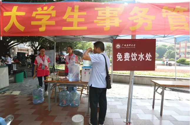 一中新生报到,新生报到迎新生