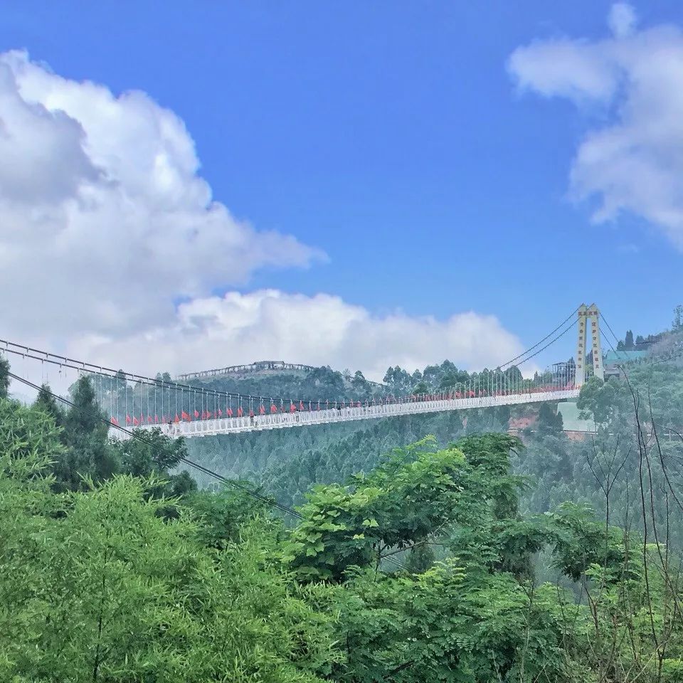 成都有没有玻璃栈道景点,成都最长的玻璃栈道