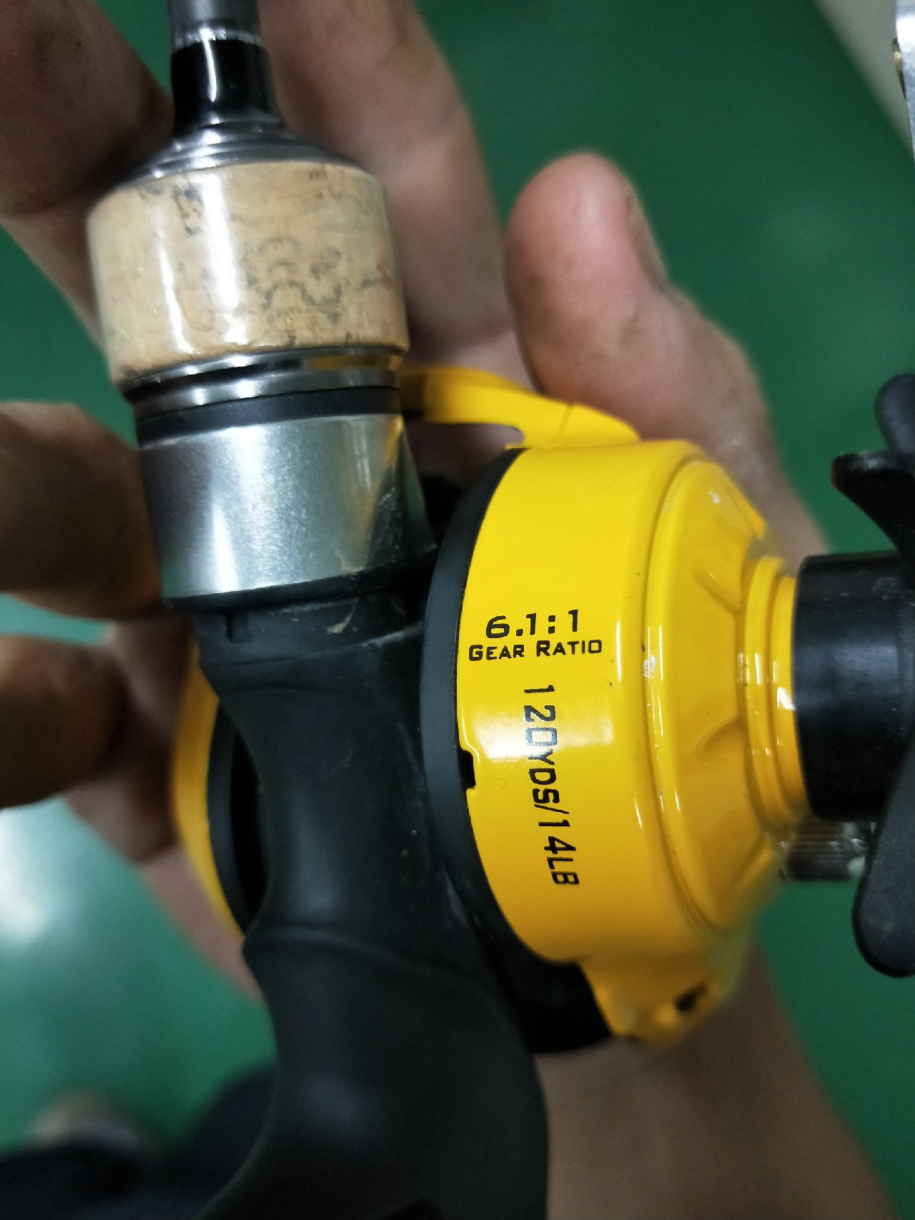 小白长江边路亚表演,现场练习绑8字环