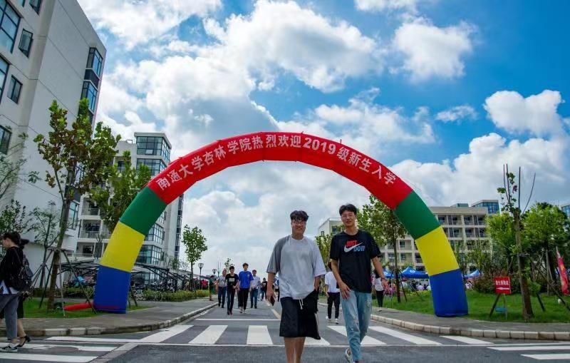 南通大学杏林学院主体迁址启东,边上就是海