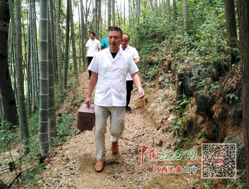 乡村医生守护百姓健康23年图,守护百姓健康