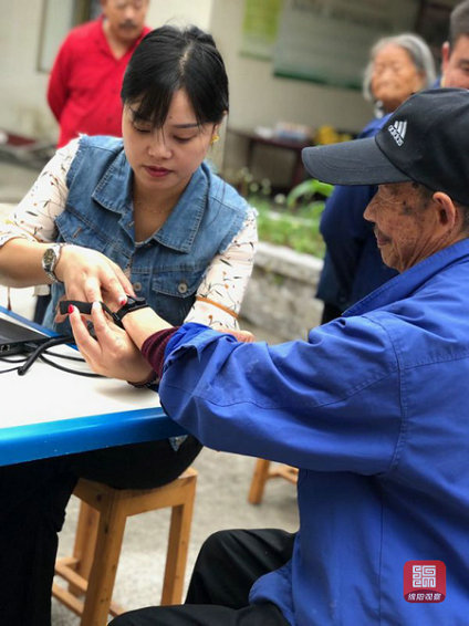 志愿者们到敬老院包饺子,包饺子志愿者活动