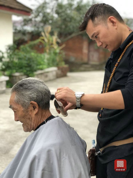 志愿者们到敬老院包饺子,包饺子志愿者活动