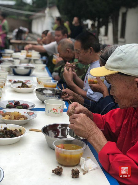 志愿者们到敬老院包饺子,包饺子志愿者活动
