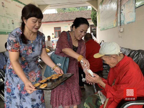 志愿者们到敬老院包饺子,包饺子志愿者活动