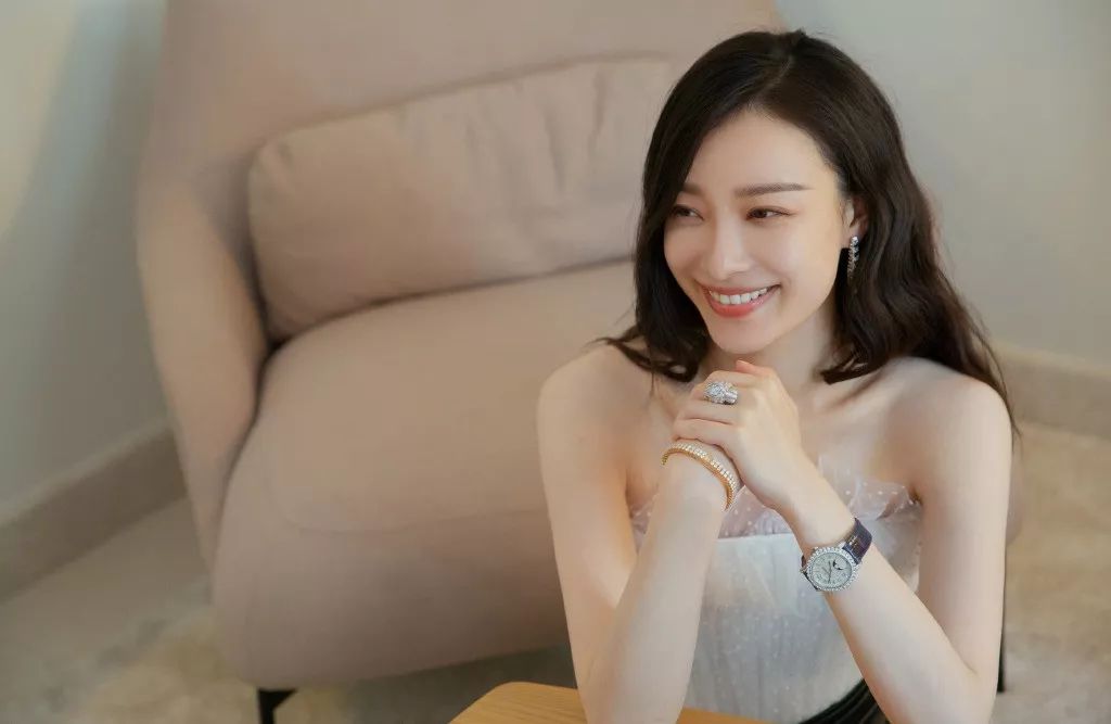 四款专属秋冬的慵懒发型,秋冬新款慵懒风宽松温柔