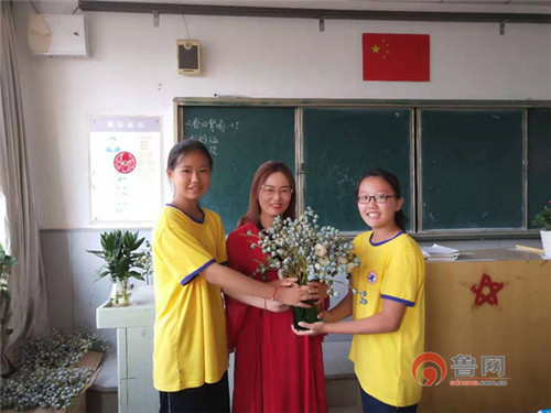 胶州这位班主任一干24年孩子亲切称呼她“况妈妈”