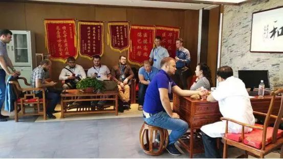 中医馆引来外国人,中医全国各地慕名而来