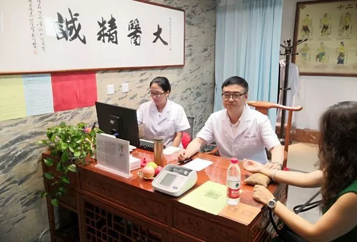 中医馆引来外国人,中医全国各地慕名而来