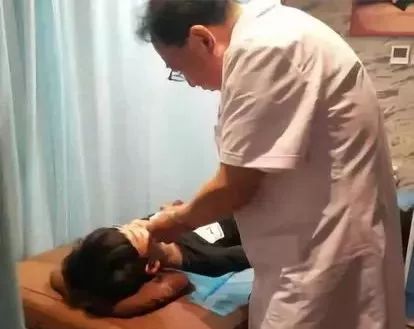 中医馆引来外国人,中医全国各地慕名而来