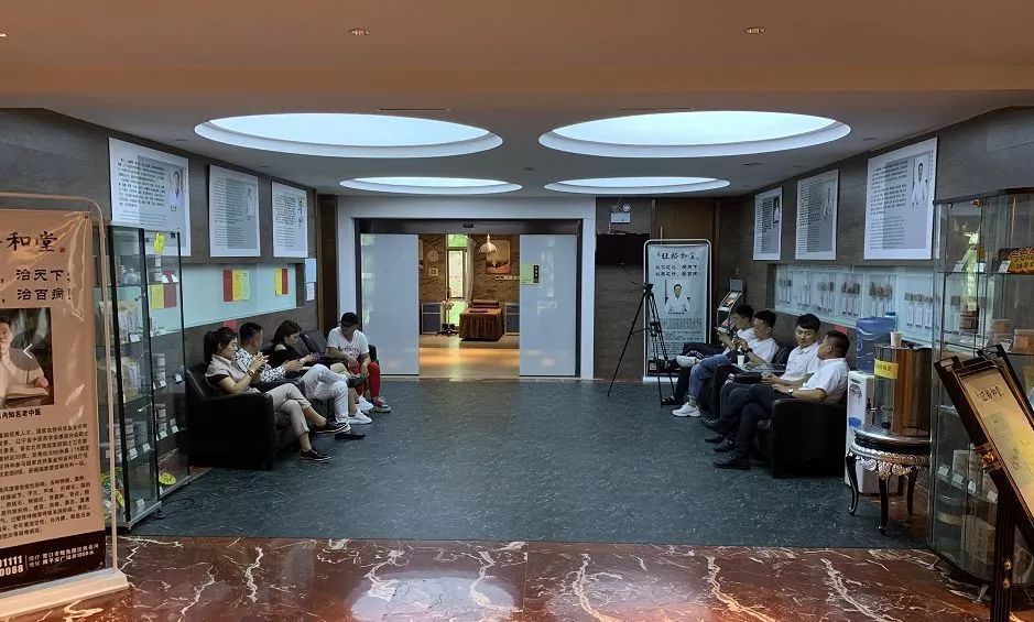 中医馆引来外国人,中医全国各地慕名而来