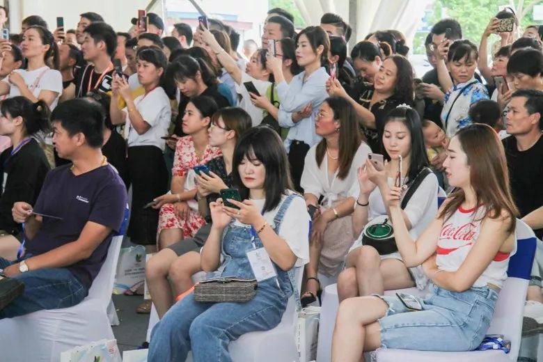 2019首届(中国)羽绒服原创设计论坛暨平湖·中国服装城原创羽绒服采购节盛大启幕