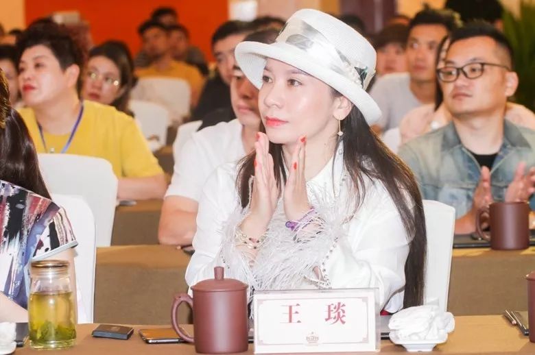 2019首届(中国)羽绒服原创设计论坛暨平湖·中国服装城原创羽绒服采购节盛大启幕