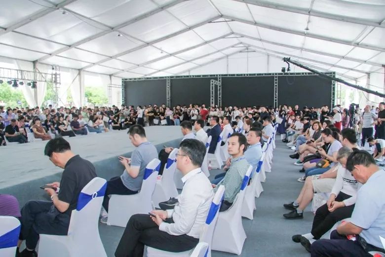 2019首届(中国)羽绒服原创设计论坛暨平湖·中国服装城原创羽绒服采购节盛大启幕