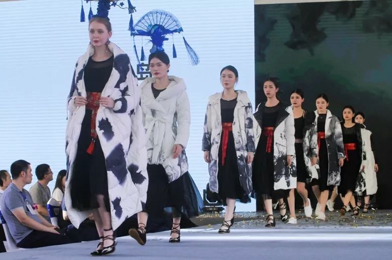 2019首届（中国）羽绒服原创设计论坛暨平湖·中国服装城原创羽绒服采购节盛大启幕