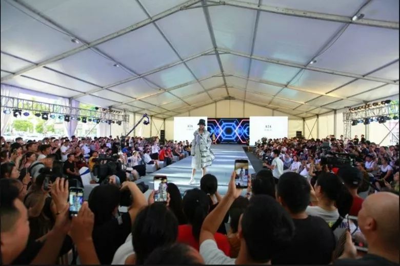 2019首届(中国)羽绒服原创设计论坛暨平湖·中国服装城原创羽绒服采购节盛大启幕