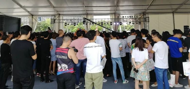 2019首届(中国)羽绒服原创设计论坛暨平湖·中国服装城原创羽绒服采购节盛大启幕