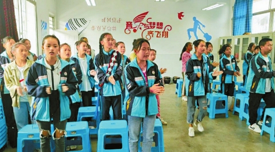 一个音乐老师教一群学生唱歌电影,凉山老师合唱团