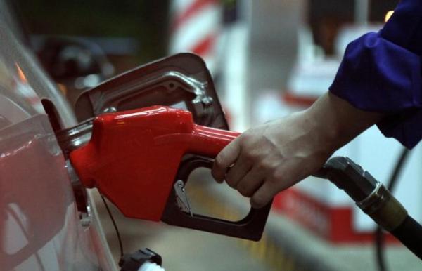 重踩油门省油还是轻踩油门省油,开车如何踩油门车速才能保持平稳