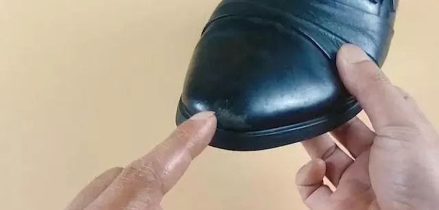 皮鞋破皮小妙招,黑色皮鞋擦破皮怎么修复