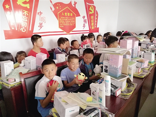 包头土默特右旗：留守儿童的“大礼包”百公里爱心传递