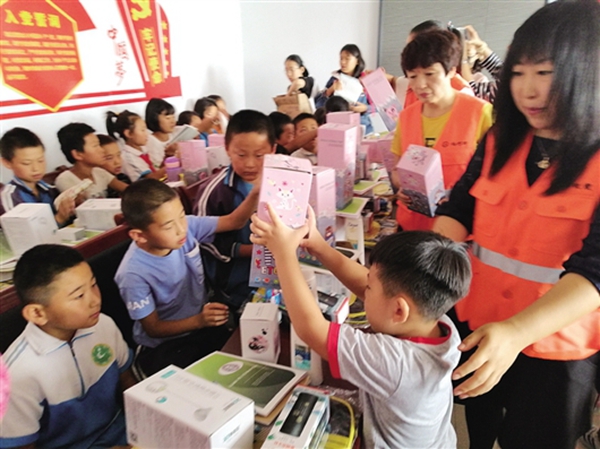 包头土默特右旗：留守儿童的“大礼包”百公里爱心传递