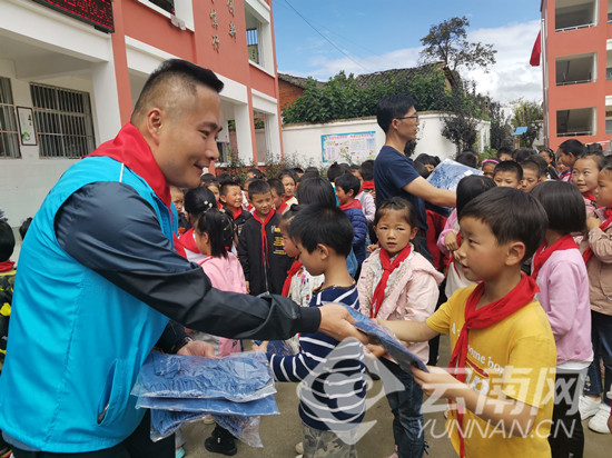 韩辰公益扶贫关爱留守儿童为贫困山区小学送去了“开学礼”