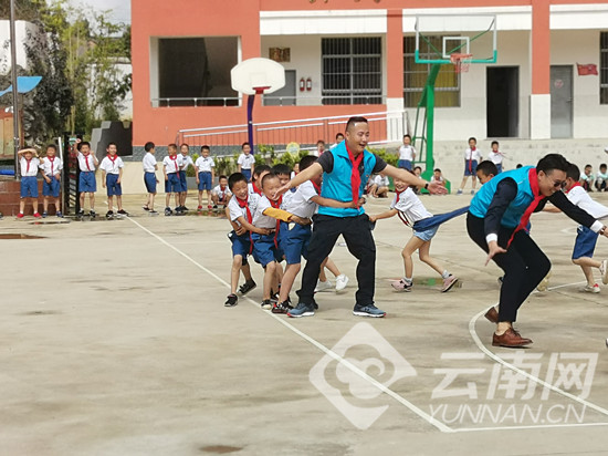韩辰公益扶贫关爱留守儿童为贫困山区小学送去了“开学礼”