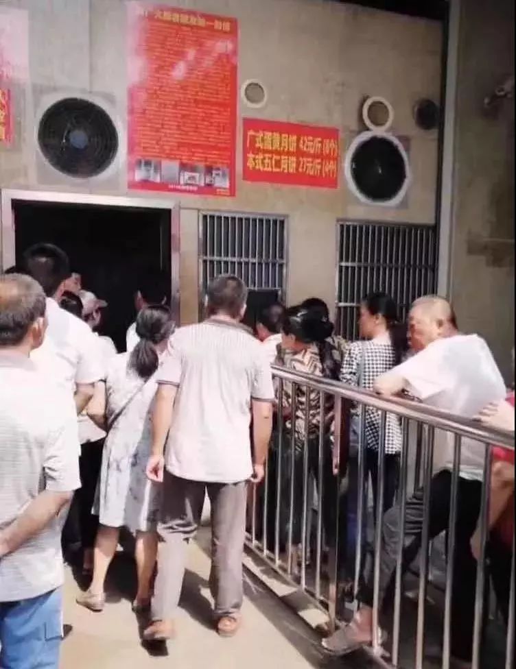 买月饼排队,一年一度买月饼排队开始了