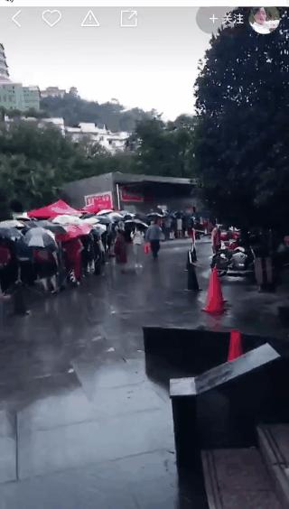 买月饼排队,一年一度买月饼排队开始了