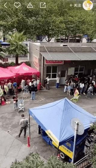 买月饼排队,一年一度买月饼排队开始了