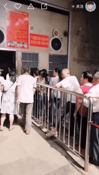 买月饼排队,一年一度买月饼排队开始了