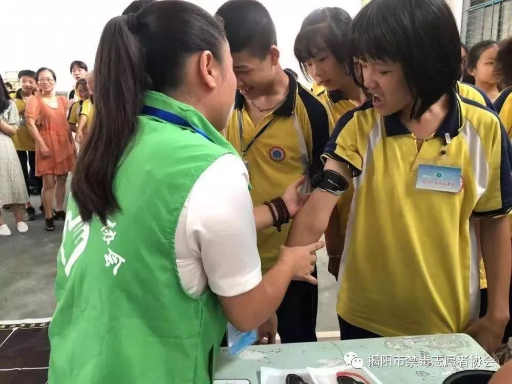 禁毒宣传进万家,禁毒大队进村开展禁毒宣传