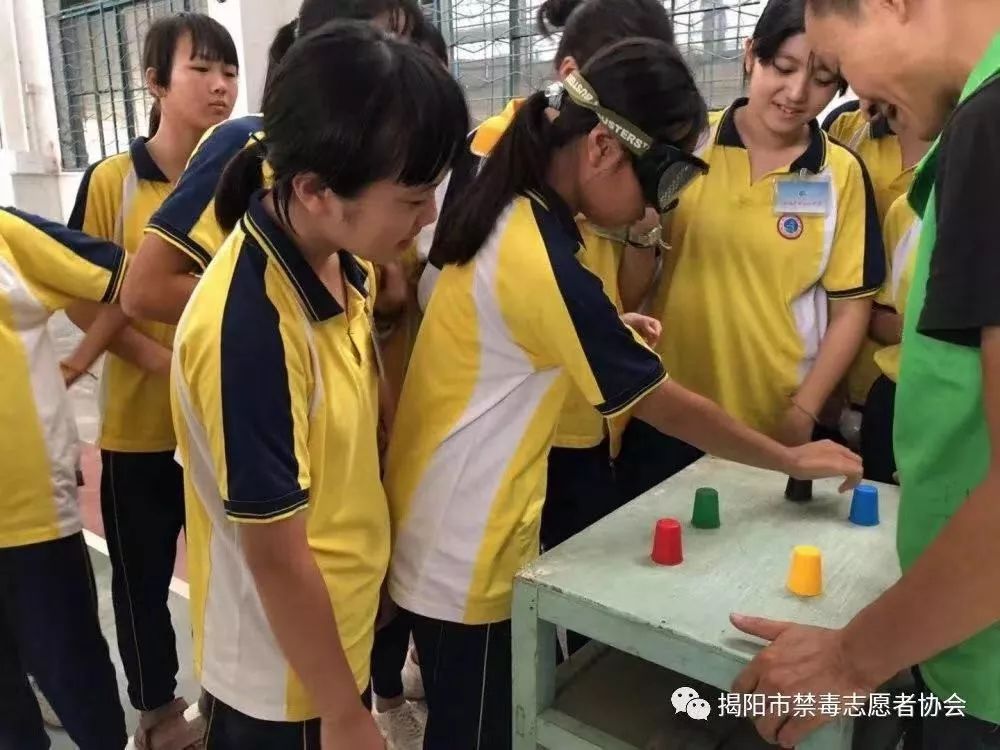 禁毒宣传进万家,禁毒大队进村开展禁毒宣传