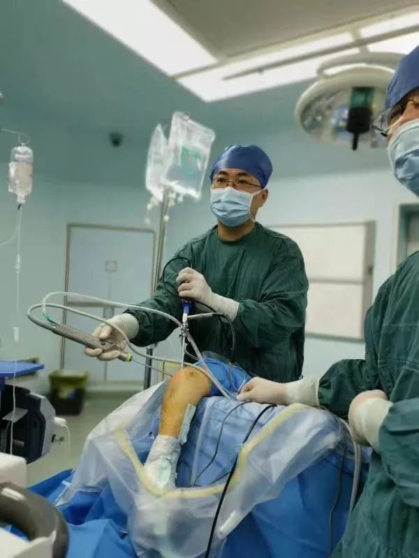 50岁女子手肘关节突然疼得动不了,医生手术取出一团“海绵”...