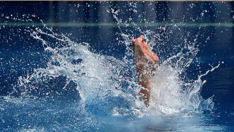 因泳衣太“暴露”,美国一高中生游泳选手,获胜却被取消资格