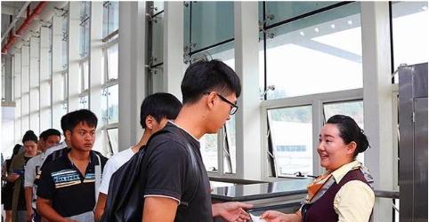 机场安检员拿的东西,机场安检哪些食品要拿出来