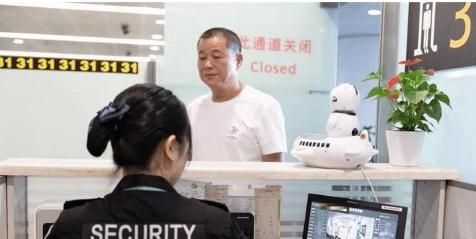 机场安检员拿的东西,机场安检哪些食品要拿出来