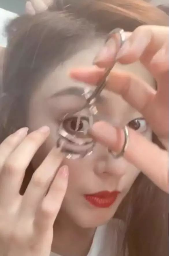 张天爱睫毛化妆技巧,张天爱夹睫毛教学视频