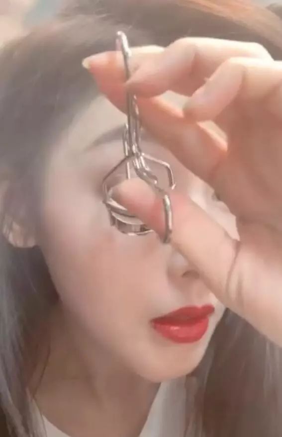 张天爱睫毛化妆技巧,张天爱夹睫毛教学视频