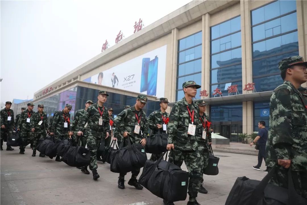 新战友穿着21式军服入营,上等兵在部队的日常生活