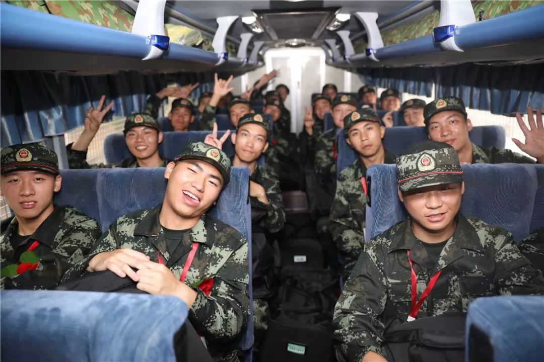 新战友穿着21式军服入营,上等兵在部队的日常生活