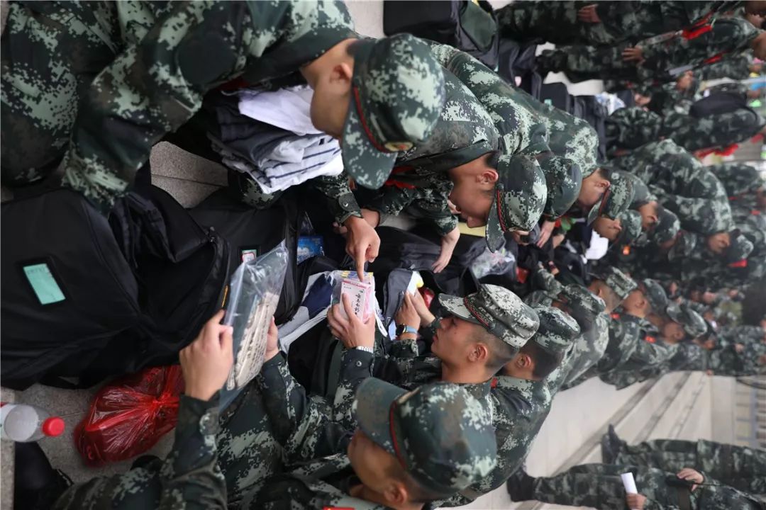 新战友穿着21式军服入营,上等兵在部队的日常生活