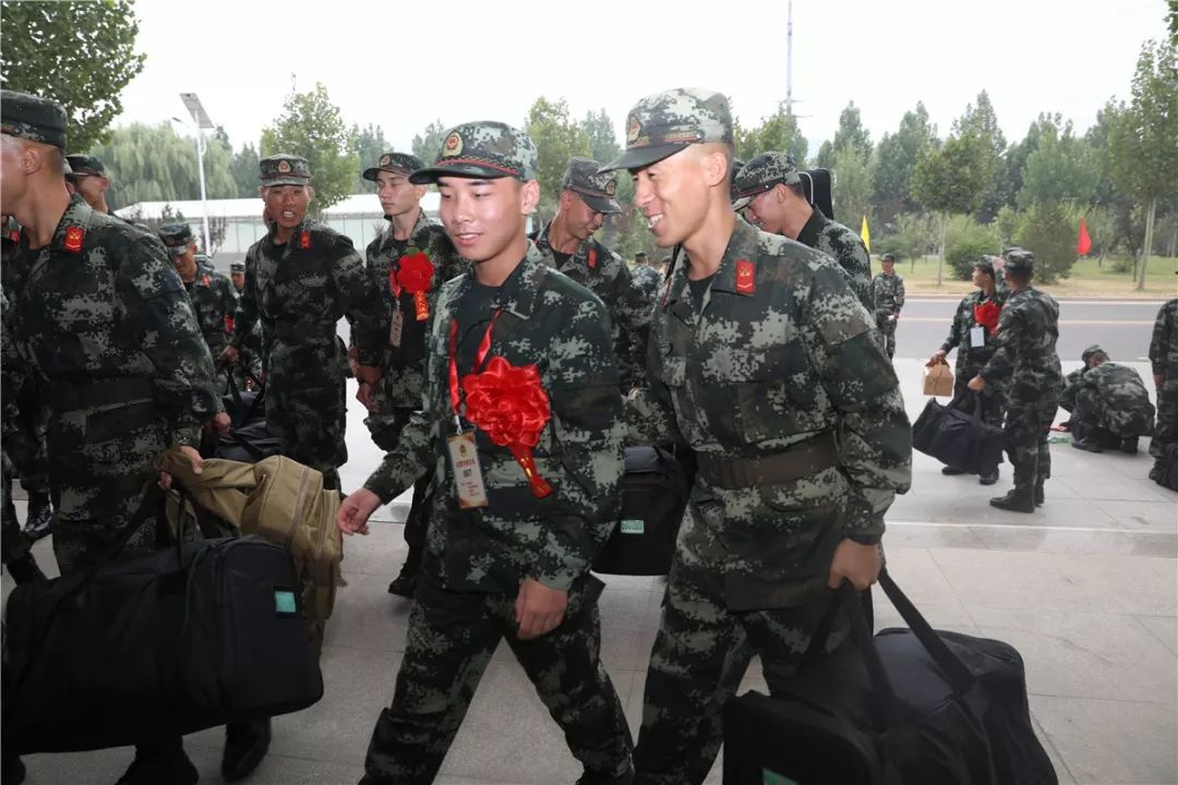 新战友穿着21式军服入营,上等兵在部队的日常生活