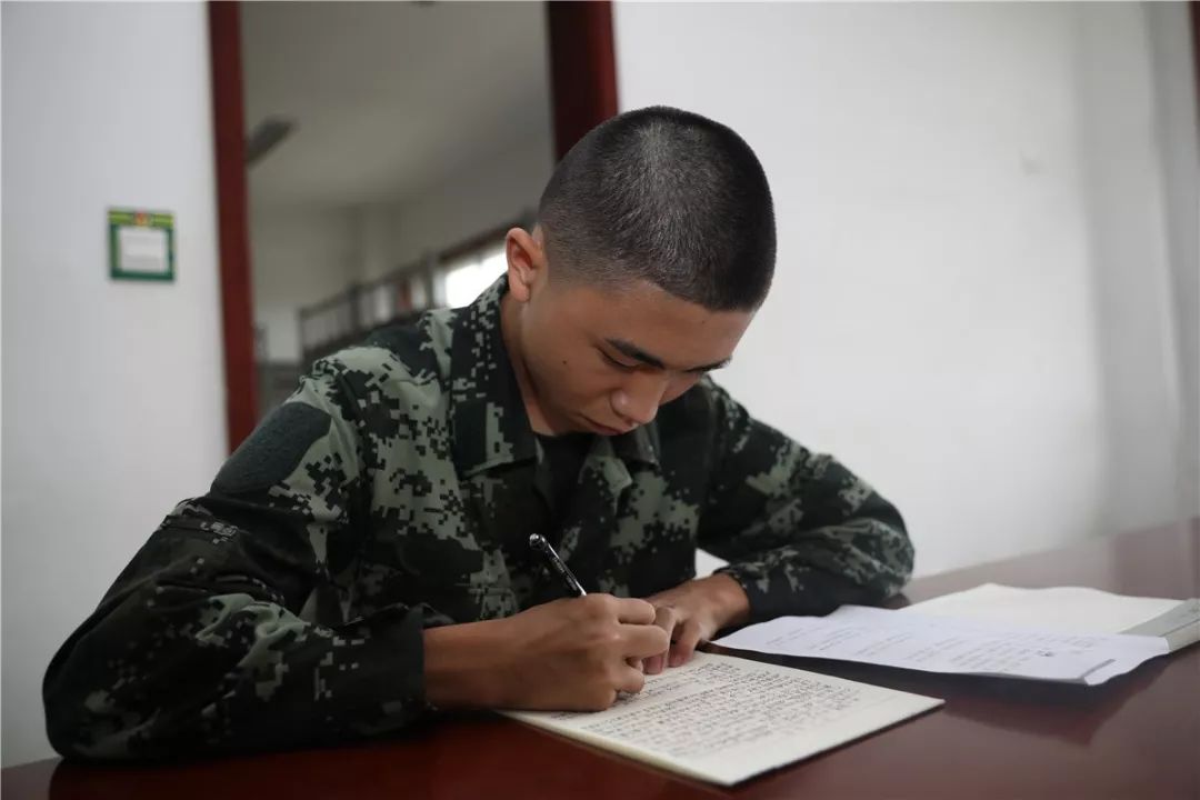 新战友穿着21式军服入营,上等兵在部队的日常生活